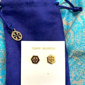 NWT.  TORY BURCH HEX-LOGO STUD EARRINGS  GOLD COLOR. DUST BAG INCLUDED
